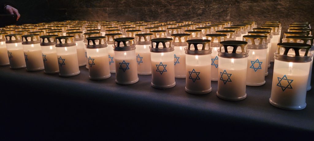Bougies dans la crypte du Mémorial de la Shoah, lors de la cérémonie du 27 Janvier 2023